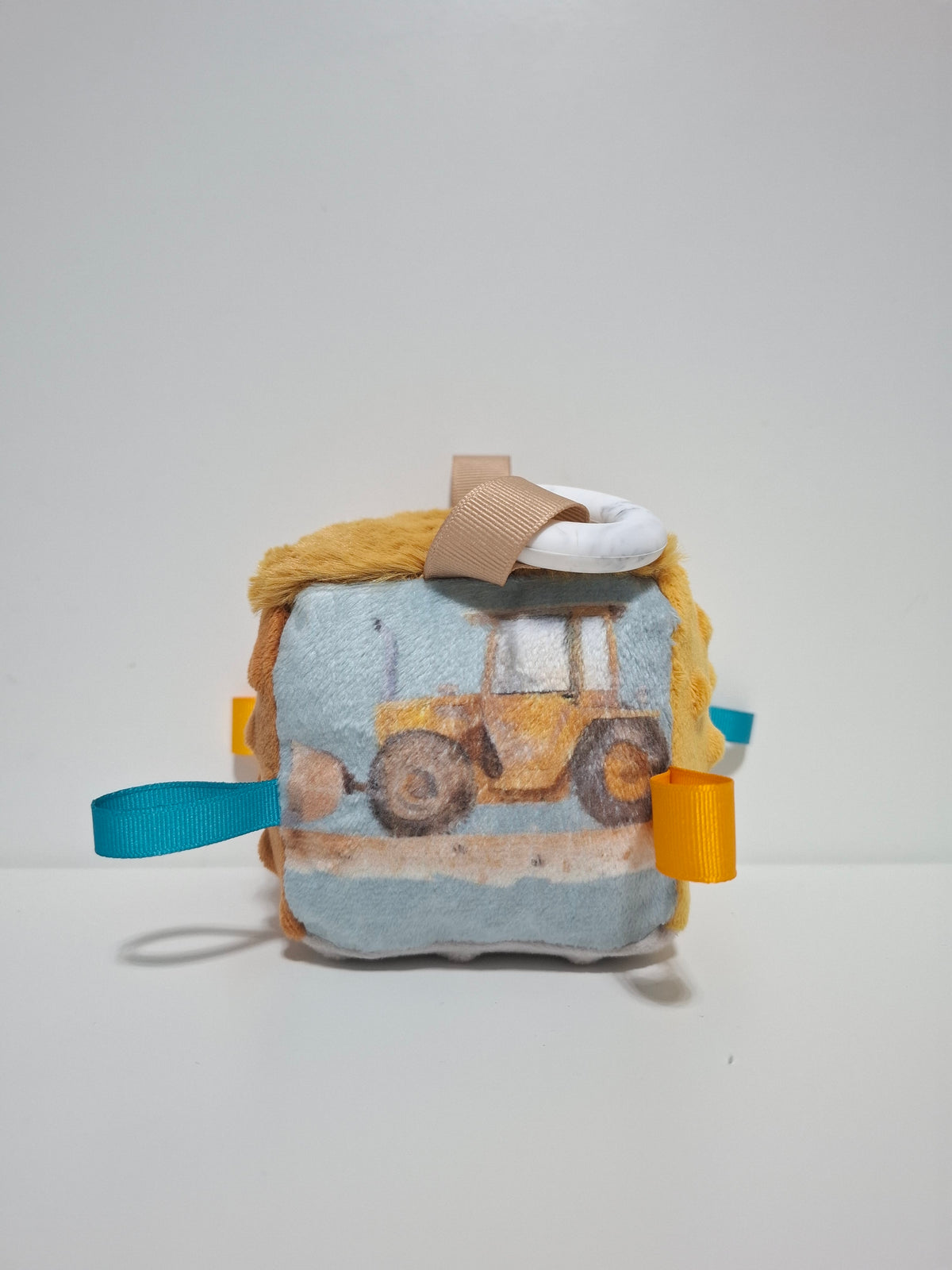 Mini cube Camions et tracteurs en chantier de construction